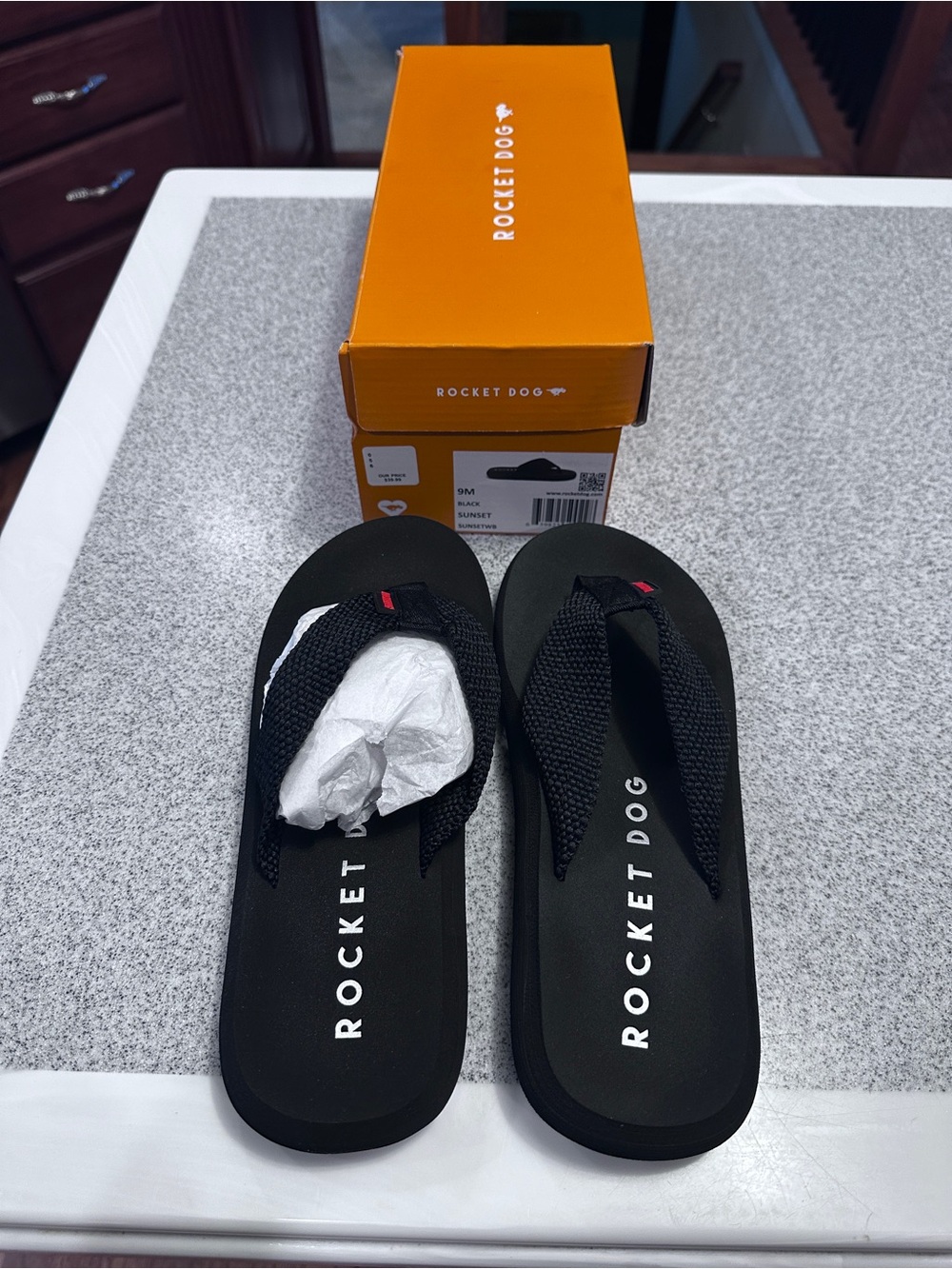 New!  Ladies Rocket Dog Black Flip-Flop Sandals - size 9